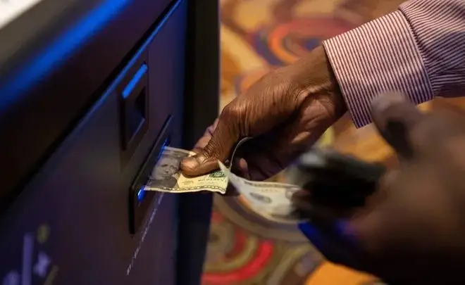Comparison between sharp bettors and casual bettors in sports betting 